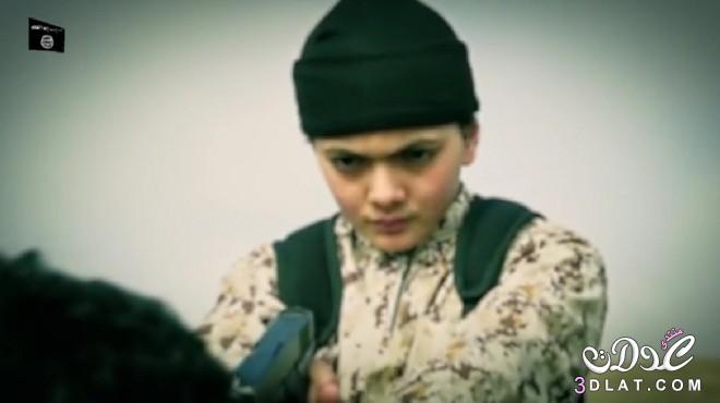 بالفيديو والصور "طفل داعشي" يعدم فلسطينيا بتهمة التجسس لصالح إسرائيل