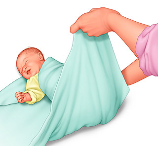 تحذير للأمهات بالصور من لف جسم الطفل بقطعة قماش ,خطر العادة القديمة في تقميط المولود