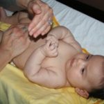 حصريا علاج الانتفاخات عند الاطفال بالصور,مساج لعلاج طفلك من الغازات بالصور