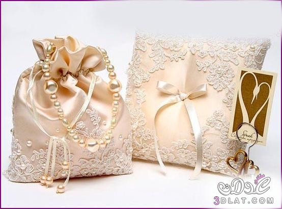 مكونات حقيبة العروسه.ادوات مكياج العروسه,الاشياء الضرورية لحقيبة العروسه يوم زفافك