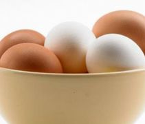 الفرق بين البيض الابيض والبني,حقائق صادمة عن البيض البني أم الأبيض ,ماذا يميز البيض الابيض عن البني
