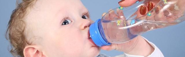 الاحتياج اليومي من الماء و السوائل للطفل حسب العمر