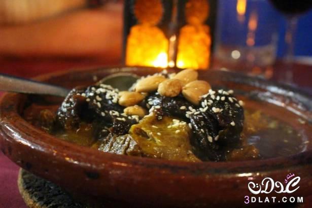 طبق طاجين اللحم والخوخ واللوز... من أطايب المغرب
