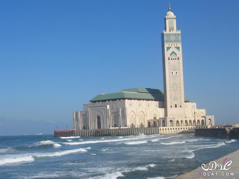 منارة المحيط هو مسجد الحسن الثاني تحفة اسلامية وسط المحيط