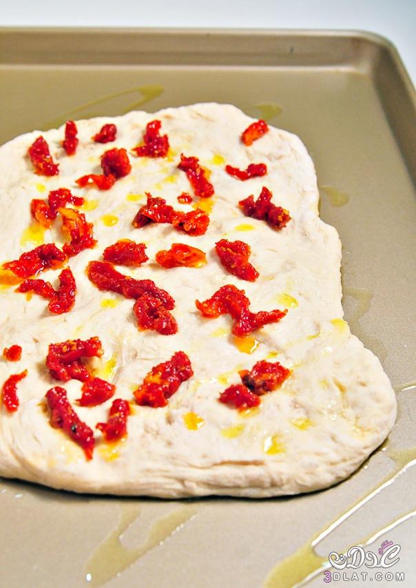 طريقة عمل البيتزا بالجبنة والزيتون بالصور