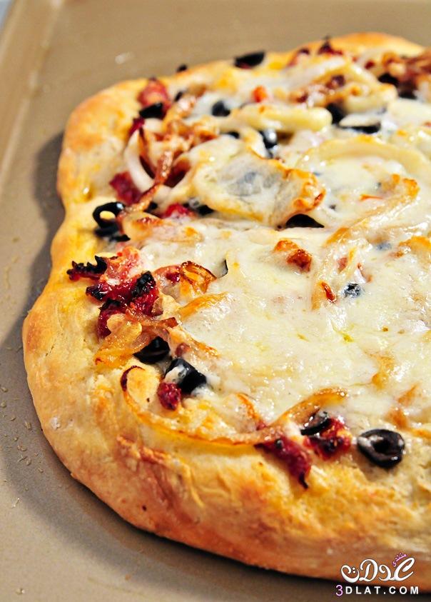 طريقة عمل البيتزا بالجبنة والزيتون بالصور