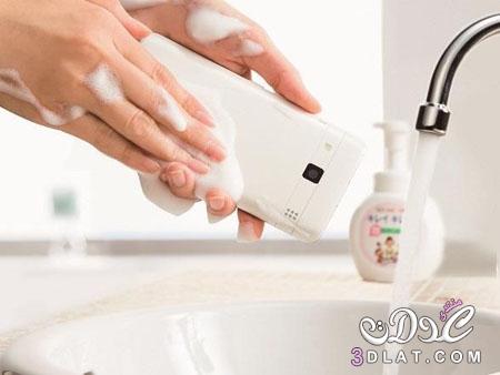 في اليابان هاتف يقبل الغسل بالماء والصابون,"موبايل" قابل للغسل!