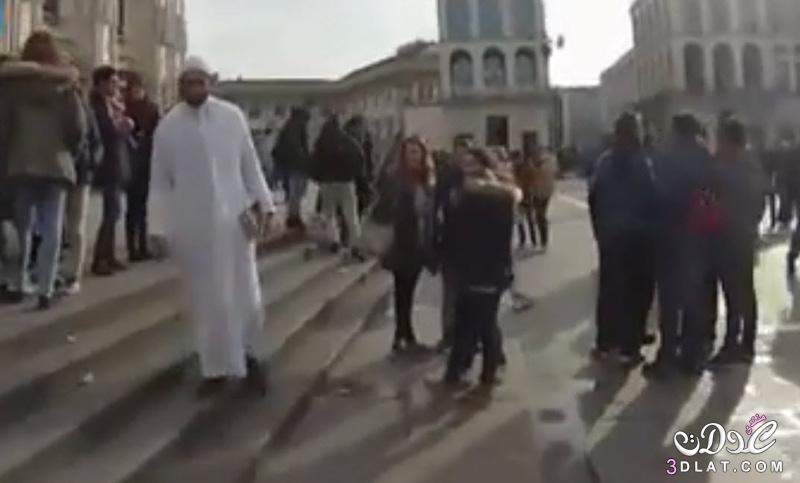شاب مصري يتجول في شوارع  إيطاليا بجلباب ابيض حاملًا مصحف شاهد ماذا حدث