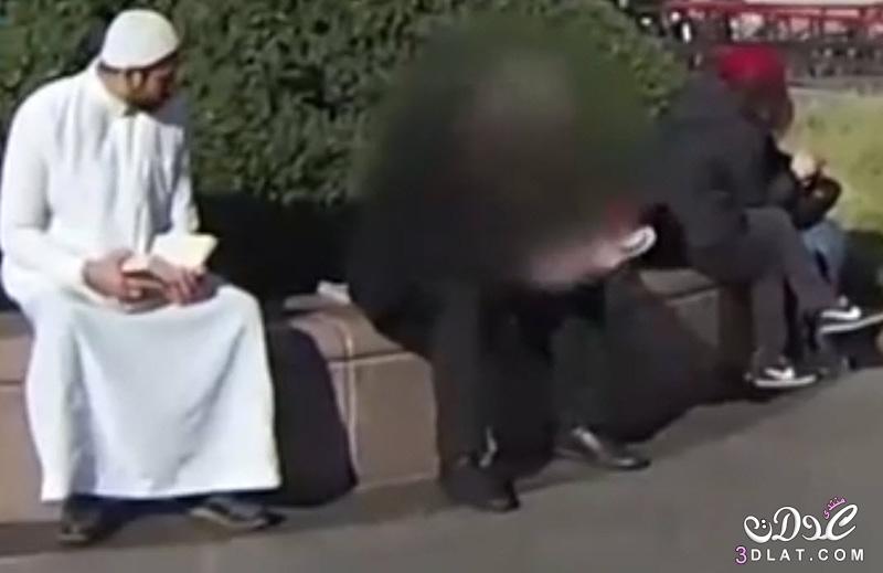 شاب مصري يتجول في شوارع  إيطاليا بجلباب ابيض حاملًا مصحف شاهد ماذا حدث