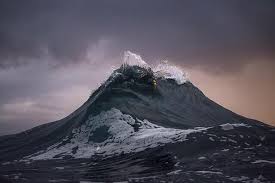 مصور استرالي يصور الامواج وهي تبدو كالجبال فيتبادر للذهن  تشبيه القرآن لأمواج