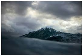 مصور استرالي يصور الامواج وهي تبدو كالجبال فيتبادر للذهن  تشبيه القرآن لأمواج