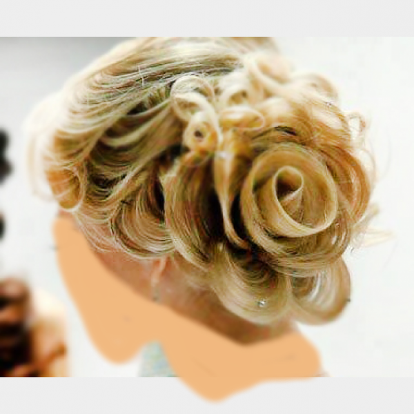أجمل تسريحات الشعر على شكل وردة- 2024