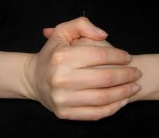 اضرار طق الاصابع,طق الاصابع سبب التهاب المفاصل,اثار جانبية لطق الاصابع,معالجة الرغبه