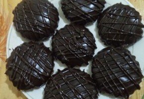 قطع حلوى بالشوكولاتة السوداء