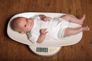 أهم أسباب عدم زيادة وزن الأطفال الرضع بشكل طبيعي