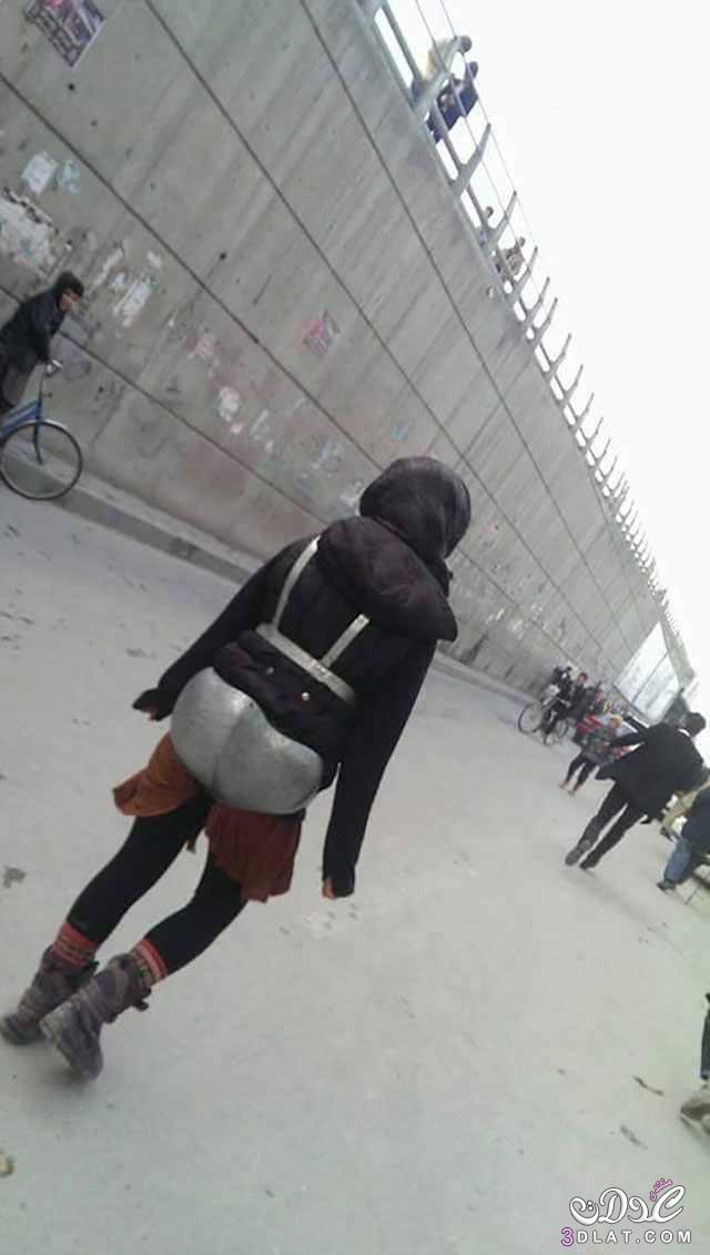 بالصور.. فتاة ترتدي درعا حديدياً خوفاً من ان يتم التحرش بها