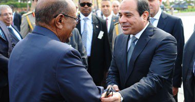 السيسى يستقبل الرئيس السودانى عمر البشير بمطار شرم الشيخ