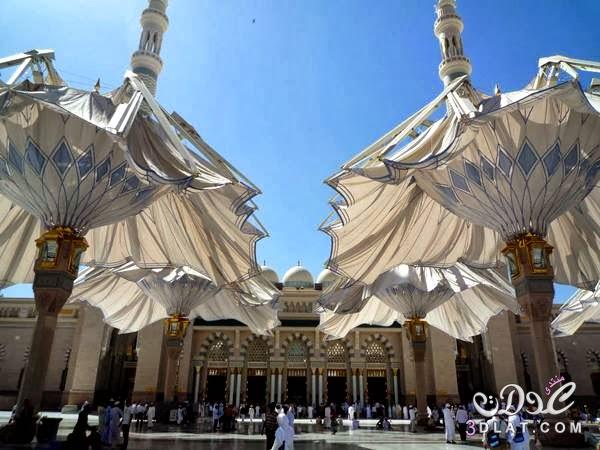 مظلات الحرم النبوي تحمي المصلين من الشمس.