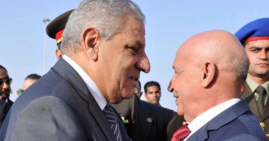 "محلب" يستقبل رئيس مجلس النواب الليبى بمطار شرم الشيخ