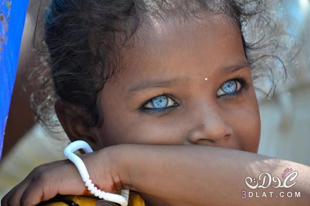 رغم سمار بشرتهم ولكن عيناهم تنير الظلام.اجمل اطفال ذوات البشرة السمراء والعيون الزرقا