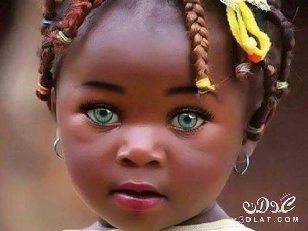 رغم سمار بشرتهم ولكن عيناهم تنير الظلام.اجمل اطفال ذوات البشرة السمراء والعيون الزرقا