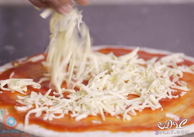عمل بيتزا بالصور طريقة عمل البيتزا بعجينة رقيقة