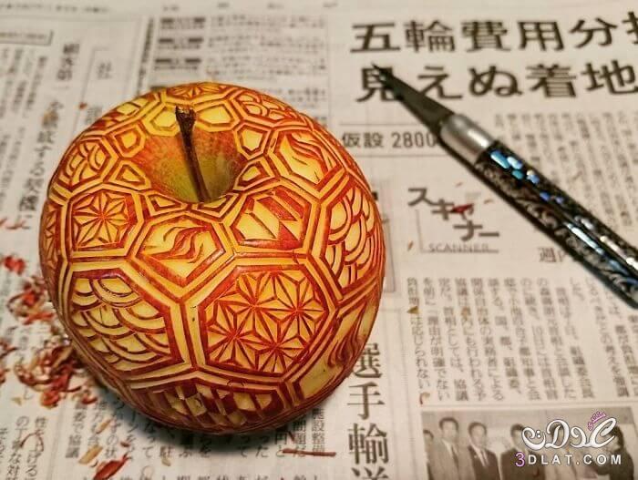 صور غريبة لمنحوتات هندسية ابداعية على اشكال الفواكهة.فنان يبانى يقوم برسم منحوتات